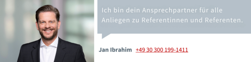 Porträt eines Mannes im Anzug vor unscharfem Hintergrund mit Text zu Ansprechpartner für Referenten.